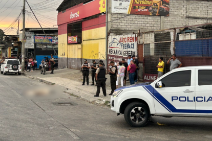 Vecinos y autoridades en el lugar del hecho violento.