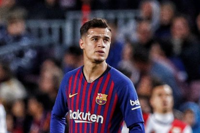 El brasileño Coutinho, exvolante del FC Barcelona.



Soccer Football - La Liga Santander - FC Barcelona v Rayo Vallecano - Camp Nou, Barcelona, Spain - March 9, 2019 Rayo Vallecano's Raul de Tomas celebrates scoring their first goal with team mates as Barcelona's Philippe Coutinho reacts REUTERS/Albert Gea SOCCER-SPAIN-FCB-RAY.