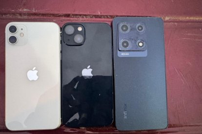 Entre las evidencias de la extorsión contra el guardia constan terminales móviles.