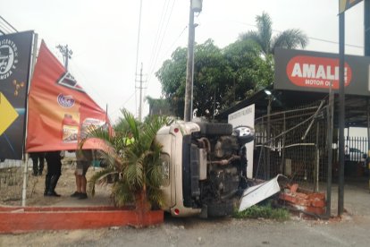 Así quedó el carro tras estrellarse.