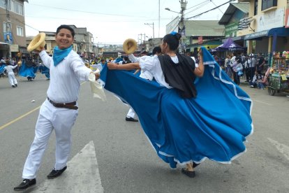 Las danzas folclóricas fueron parte de la jornada festiva en las calles de Santa Elena