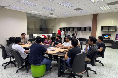 Pablo Cisneros (c) durante un conversatorio con estudiantes en la Espol.