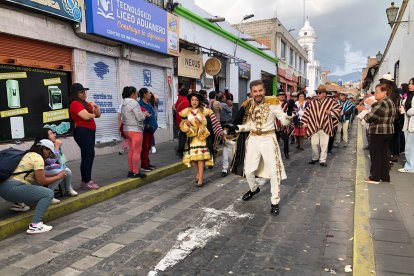 Javier Campaña, abanderado 2025, flameará la bandera multicolor por las calles de Latacunga.