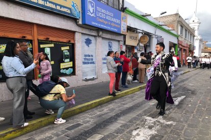 Santiago Herrera, representa al capitán de la Mama Negra.