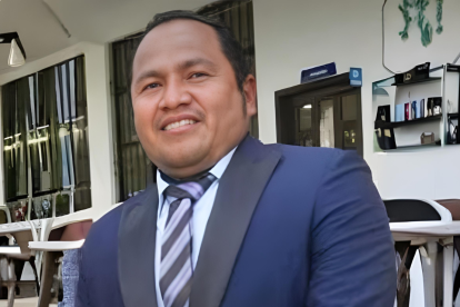 Entre rezos, lágrimas y ritmos tropicales, la comuna Engabao, Playas, preparan celebración del cumpleaños póstumo del vicealcalde Aldo García Tomalá.