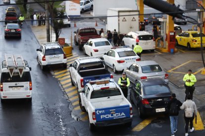 Un fuerte contingente policial se desplegó en la zona para indagar el sicariato.