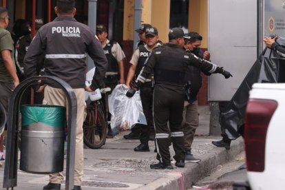 ChatGPT dijo:

Agentes policiales recolectaron indicios en el lugar del suceso.