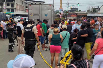 Autoridades investigan el lugar del crimen mientras la comunidad permanece consternada.