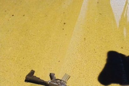 Según la policía, este fusil fue encontrado junto al cuerpo del adolescente abatido