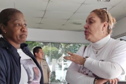 Alexa Perlaza (izq.), madre de la víctima, ha sostenido durante ocho años una lucha incansable por justicia.