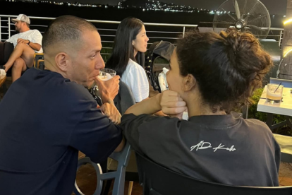 Luisao Rostro Económico y Mare Cevallos fueron captados en un restaurante de Guayaquil.