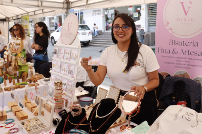 La feria ofrece artesanías, bisutería y gastronomía; una oportunidad para comprar antes del show de Shakira.