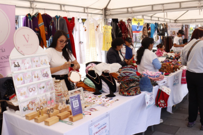 Más de 80 stands exhiben productos locales en las avenidas República del Salvador y Shyris, impulsando el comercio quiteño.