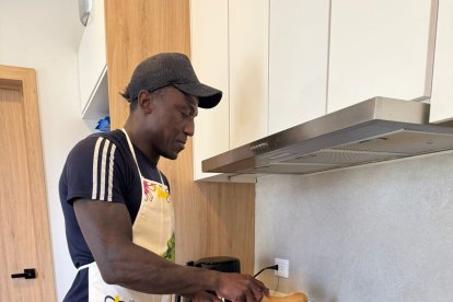 Roberto La Tuka Ordóñez en su casa de Cuenca cocinando.