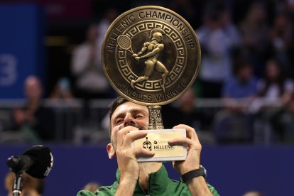 Nole levantando el trofeo del ATP 250 de Atenas, este sábado 8 de noviembre.