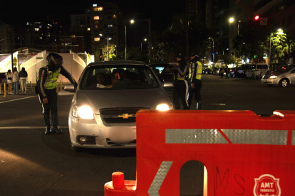 Vecinos muestran su incomodidad por los cierres viales cerca del Estadio Olímpico Atahualpa durante el primer día del concierto.
