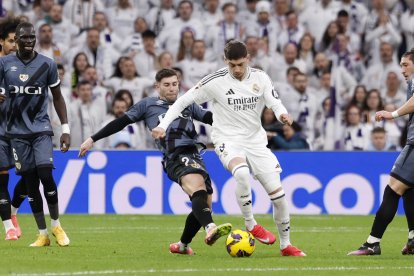El uruguayo Federico Valverde en dominio del balón en Real Madrid vs. Rayo Vallecano.