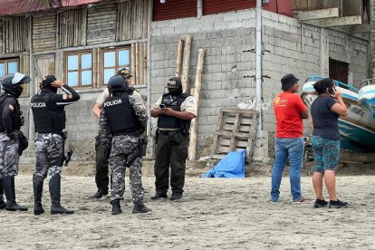 La policía en la playa de San Pablo en la investigación del hecho
