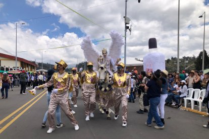 Diego Tobar, quien represento al Ángel de la Estrella declamo plegarias a la virgen de La Merced en el recorrido.