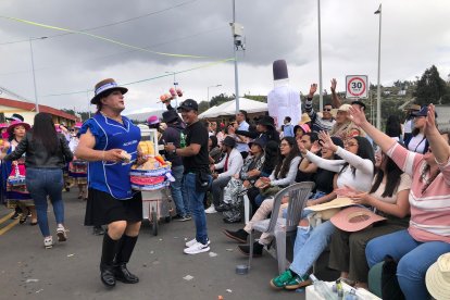 Uno de los personajes secundarios que aun se mantienen es la alluleral que representa a las mujeres que venden allullas.