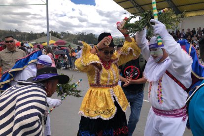La Prefecta de Cotopaxi, Lourdes Tibán, fue uno de las autoridades que causo furor en el desfile.