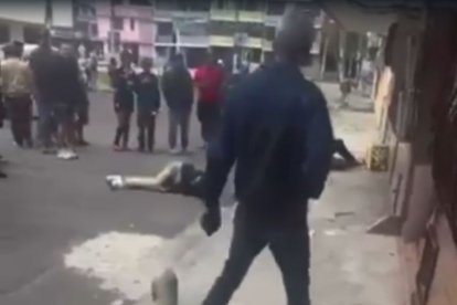 Ambos cuerpos quedaron en la vía tras el sicariato en Solanda.