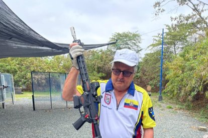 Roberto Gilbert Febres Cordero y uno de los rifles de la competencia.
