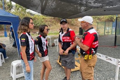 Los López una familia del tiro práctico: María Fernanda dispara, Francisca apoya, Joaquín compite junto a papá Ricardo López.