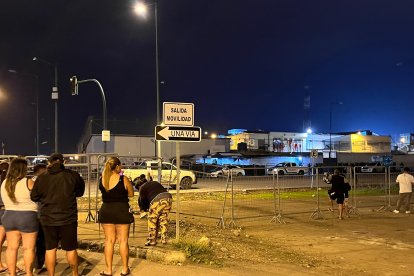 Decenas de familiares esperan respuesta de parte de la policía.