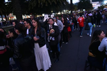 Los fanáticos hicieron largas filas para entrar al estadio.