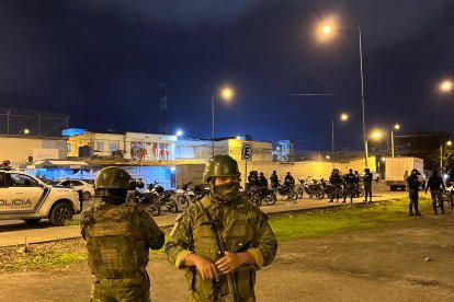 El perímetro de la cárcel se mantiene restringido para los familiares.