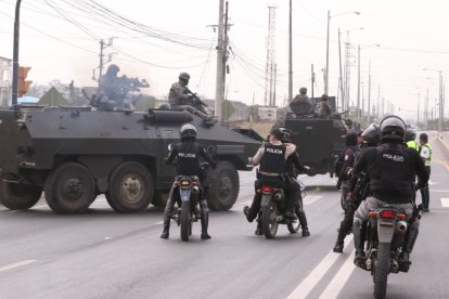 Policías y militares se encuentran en la cárcel de varones de Guayaquil.
