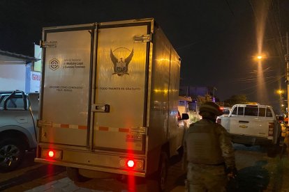 El vehículo de Medicina Legal acudió a recoger cuatro cadáveres en el barrio San Pedro 2