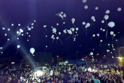 El motivo momento cuando los asistentes lanzaron globos blancos.