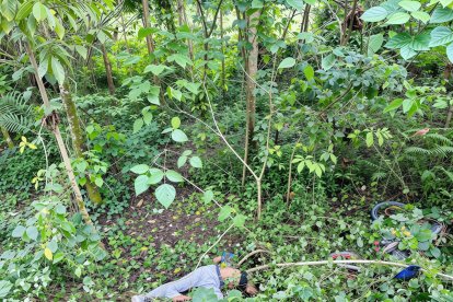 El cuerpo de un hombre sin vida fue hallado este lunes a un costado de la vía que conecta el recinto La Sexta con el cantón Quinindé.