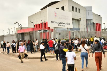 Familiares de los internos fallecidos pugnaban por información en el Centro Forense de Machala.