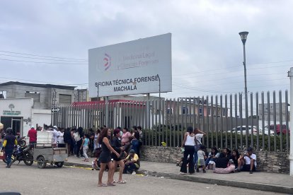 Los cuerpos de los reos fueron llevados al instituto forense de Machala.