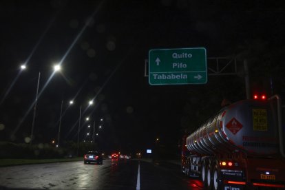 La oscuridad acecha en la zona del aeropuerto de Quito.
