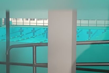 Deshuso. De la recordada piscina semiolímpica climatizada solo quedan las 7 carrileras y un montón de plásticos.