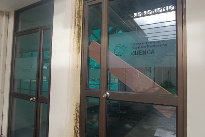 Soledad. Así lucen la mayoría de puertas de vidrio del centro, con moho y pedazos de madera atravesados.