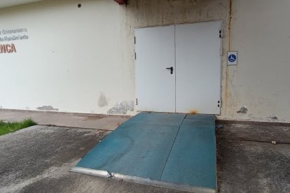 La mayoría de la infraestructura luce oxidada, con la pintura desvanecida y en el olvido.