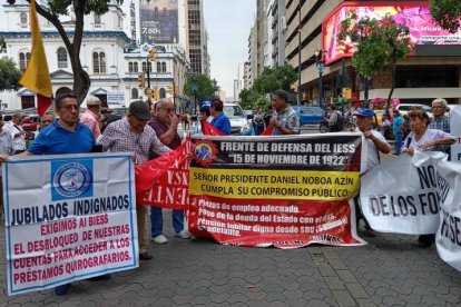 Un plantón que los jubilados realizaron en mayo de 2025, en el centro de Guayaquil.
