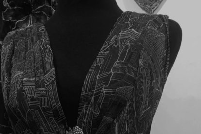 El vestido fue creado en chifón y pintado completamente a mano.