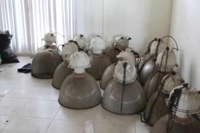 Los reflectores yacen en el piso, dañados y amontonados en una bodega, sin posibilidad de volver a usarse.