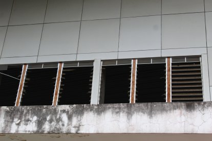 Las ventanas quedaron expuestas a la intemperie: los vidrios se rompieron y nunca fueron reemplazados.