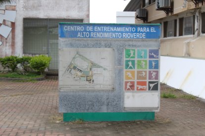 La señalética de entrada, deteriorada y desteñida, anticipa el estado actual del CEAR en Rioverde.