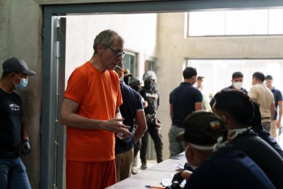 El momento en el que el exvicepresidente Jorge Glas es ingresado a la cárcel El Encuentro.