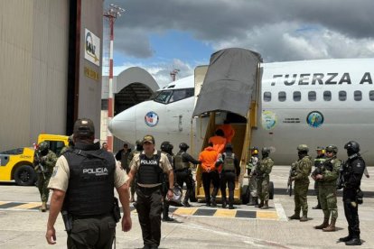 Los reos fueron trasladados vía aérea desde la cárcel de Cotopaxi.