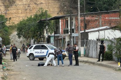 Una tercera persona habría resultado herida en el ataque a los uniformados.