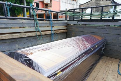 Familiares de jóvenes desaparecidos acudieron a la morgue de Quevedo, buscando más información.